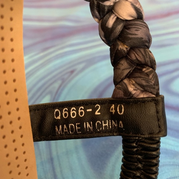 SIKETU ladies fabric rhinestone embellished wedge thong in size 9. LNWOT - Picture 7 of 10